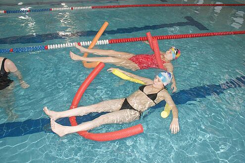 Con dor nas costas causada pola osteocondrose no peito, é necesario visitar a piscina